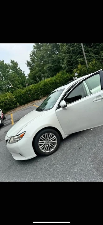 2014 Lexus ES 6th Gen - Image 2 of 3