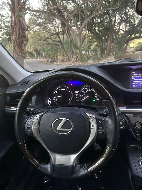 2014 Lexus ES 6th Gen - Image 12 of 18