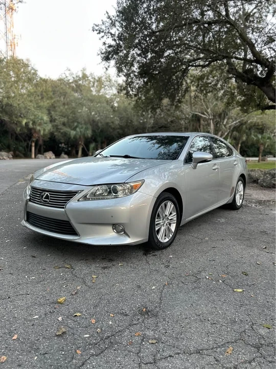 2014 Lexus ES 6th Gen - Image 2 of 18