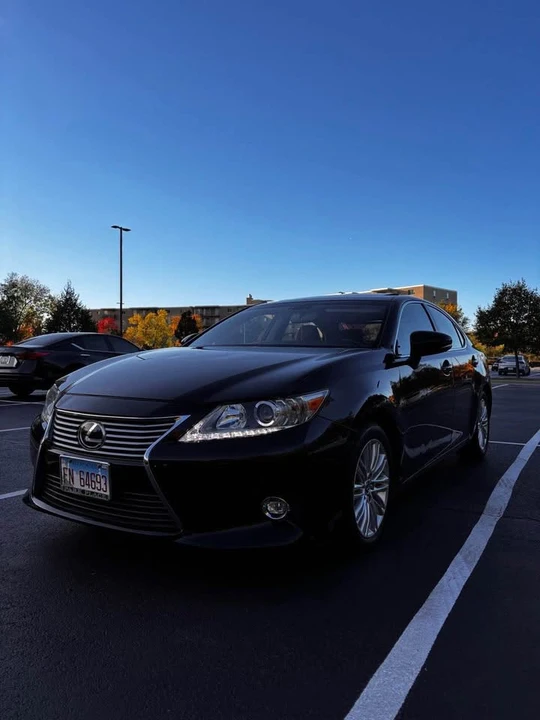 2014 Lexus ES 6th Gen - Image 5 of 17