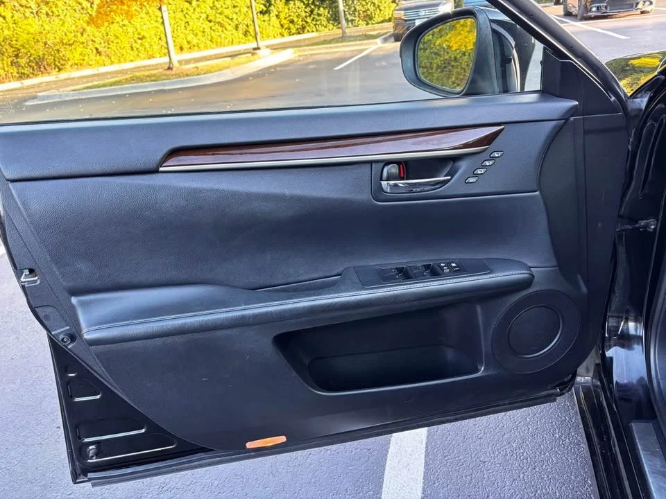 2014 Lexus ES 6th Gen - Image 16 of 17