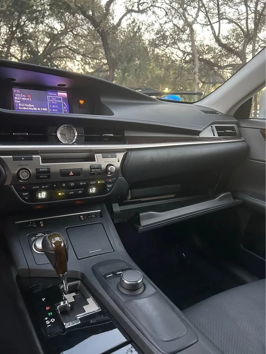 2014 Lexus ES 6th Gen - Image 14 of 18