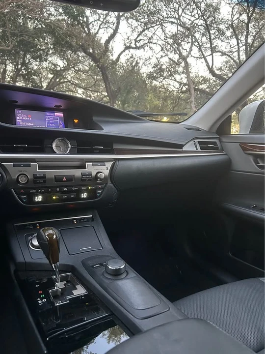 2014 Lexus ES 6th Gen - Image 13 of 18