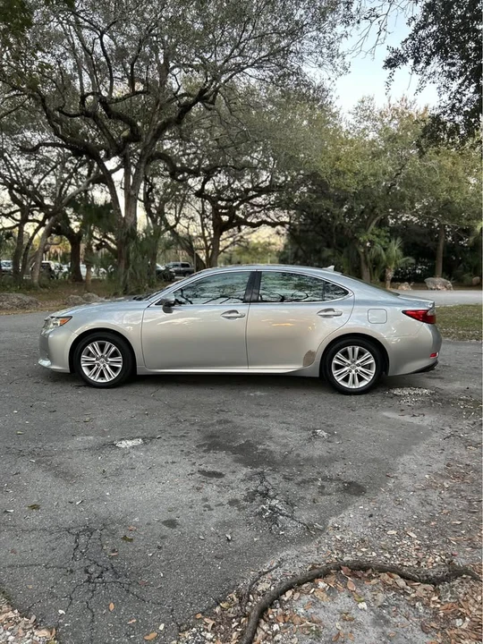2014 Lexus ES 6th Gen - Image 5 of 18
