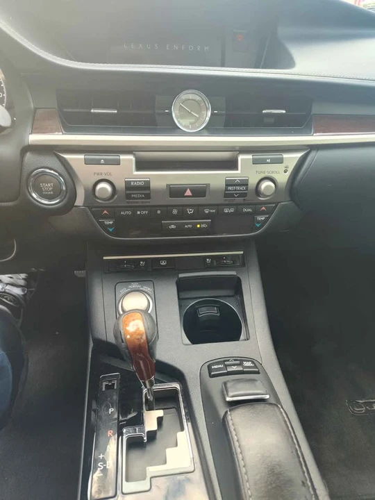 2014 Lexus ES 6th Gen - Image 8 of 10