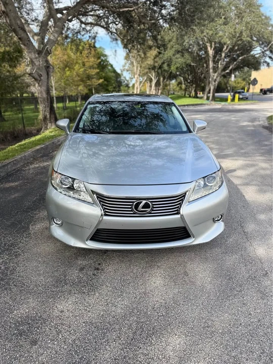 2014 Lexus ES 6th Gen - Image 5 of 12