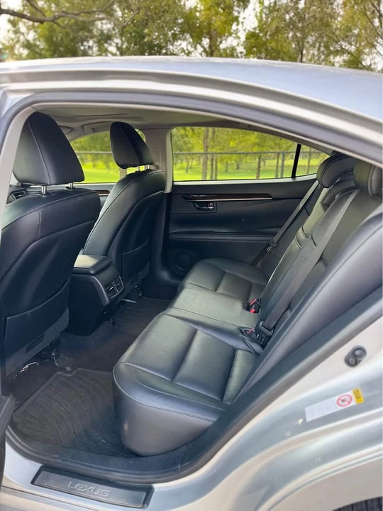 2014 Lexus ES 6th Gen - Image 10 of 12