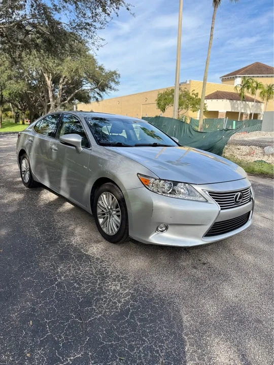 2014 Lexus ES 6th Gen - Image 4 of 12