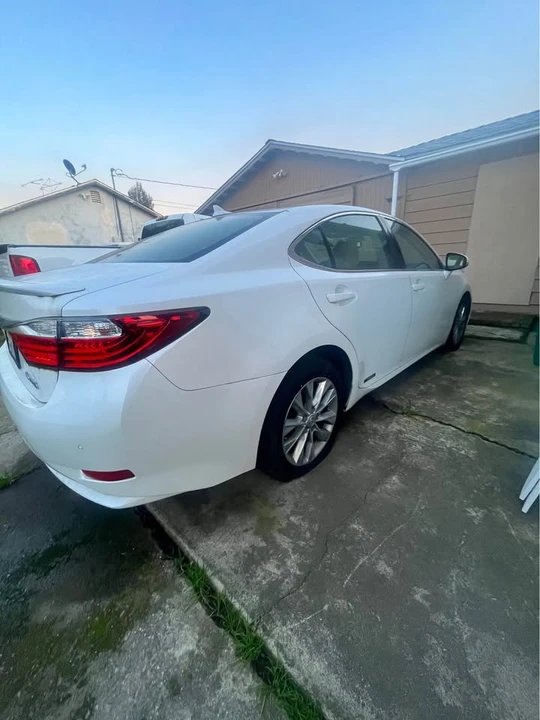 2014 Lexus ES 6th Gen - Image 4 of 9
