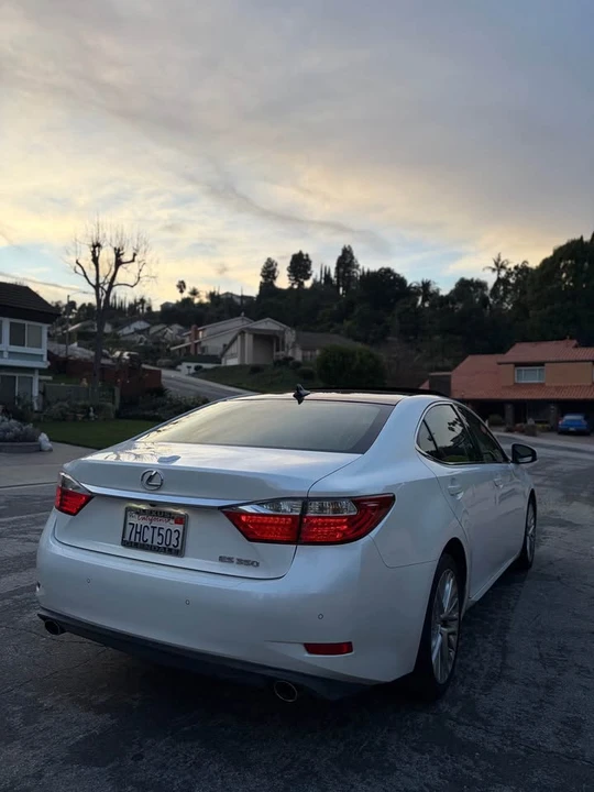 2014 Lexus ES 5th Gen - Image 6 of 19