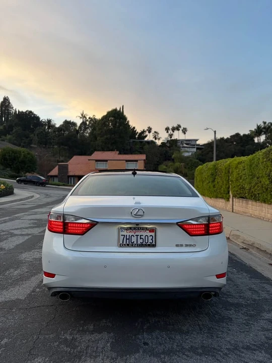 2014 Lexus ES 5th Gen - Image 5 of 19