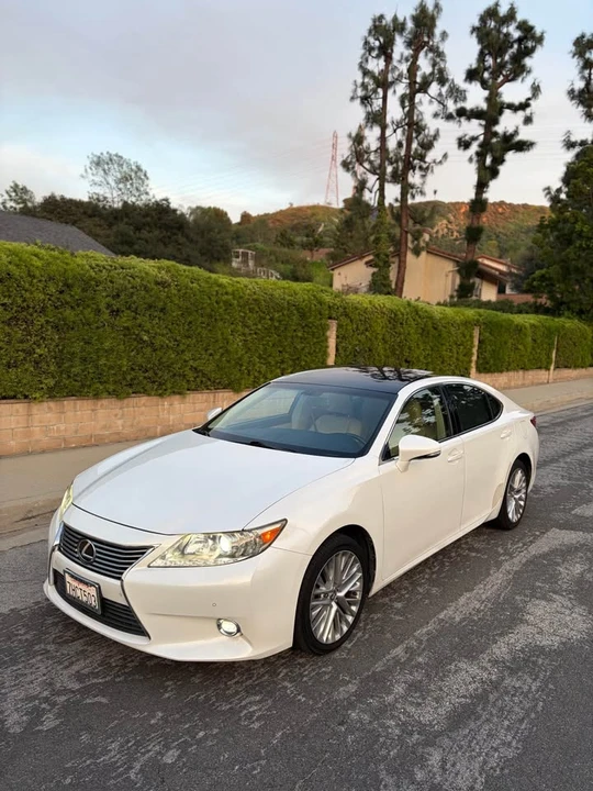 2014 Lexus ES 5th Gen - Image 2 of 19