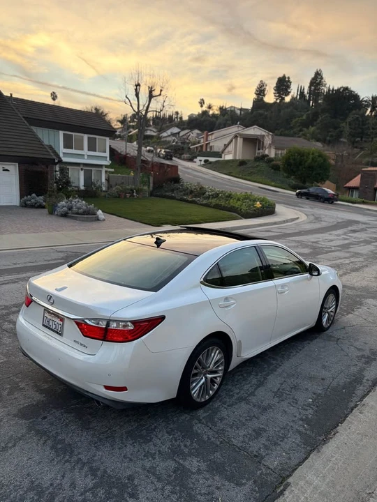 2014 Lexus ES 5th Gen - Image 7 of 19