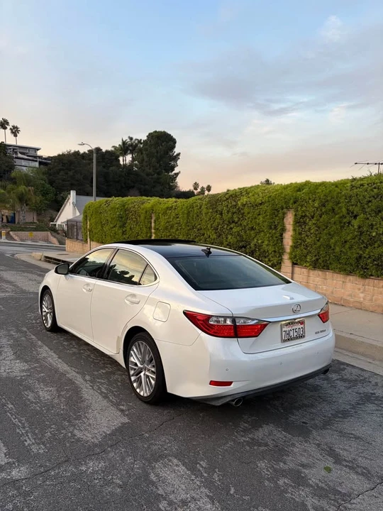 2014 Lexus ES 5th Gen - Image 3 of 19