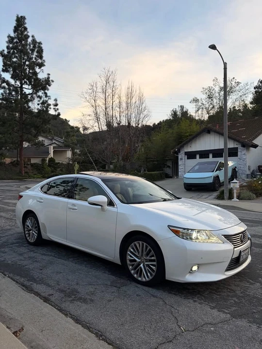 2014 Lexus ES 5th Gen - Image 8 of 19