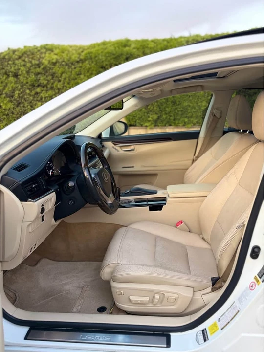 2014 Lexus ES 5th Gen - Image 13 of 19