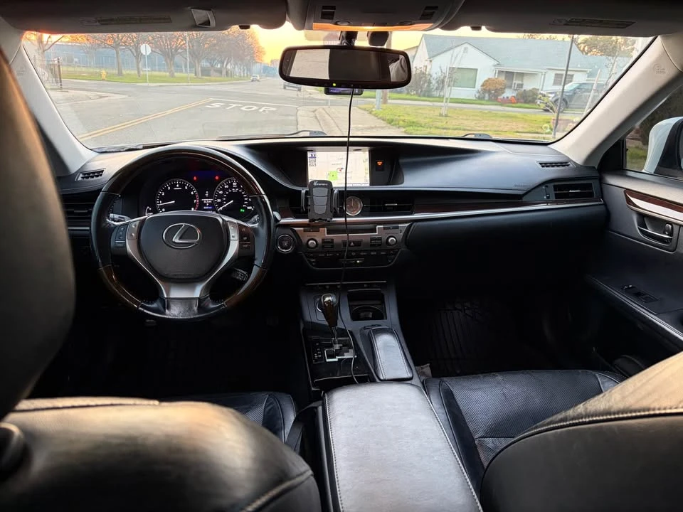 2014 Lexus ES 6th Gen - Image 9 of 10
