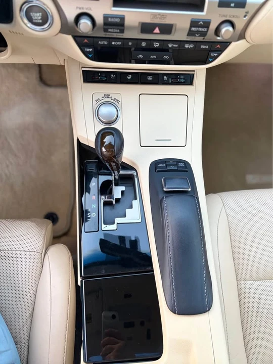 2014 Lexus ES 5th Gen - Image 18 of 19