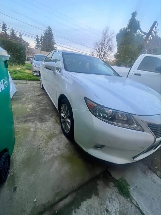 2014 Lexus ES 6th Gen - Image 5 of 9