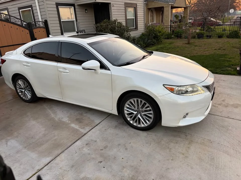 2014 Lexus ES 6th Gen - Image 4 of 10