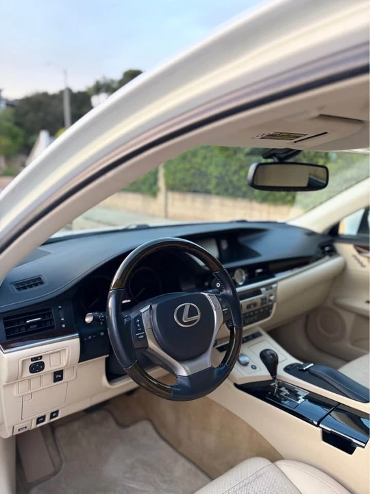 2014 Lexus ES 5th Gen - Image 14 of 19