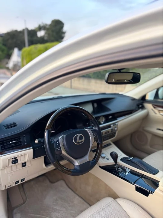 2014 Lexus ES 5th Gen - Image 15 of 19