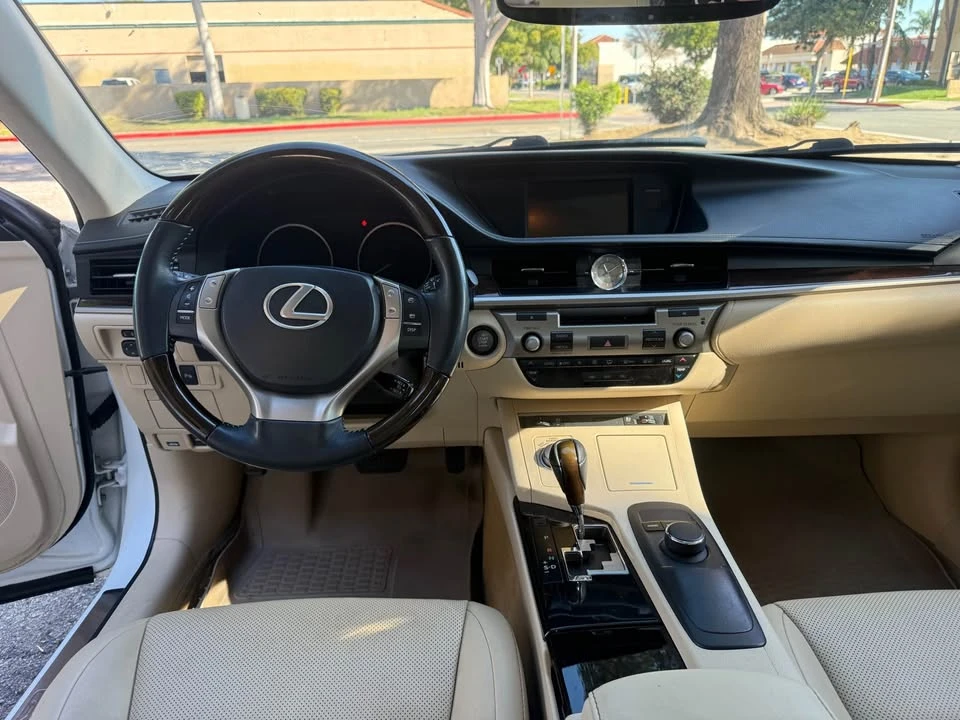 2014 Lexus ES 6th Gen - Image 13 of 16
