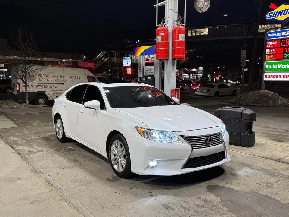 2014 Lexus ES 6th Gen - Image 3 of 13