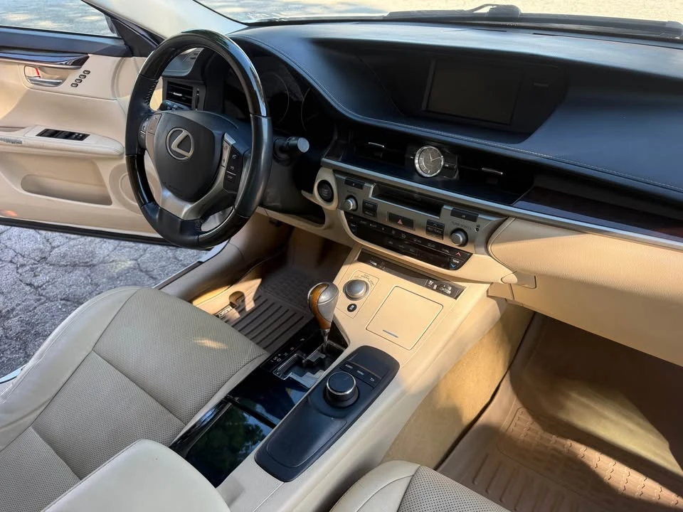 2014 Lexus ES 6th Gen - Image 12 of 16