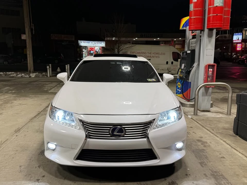 2014 Lexus ES 6th Gen - Image 2 of 13