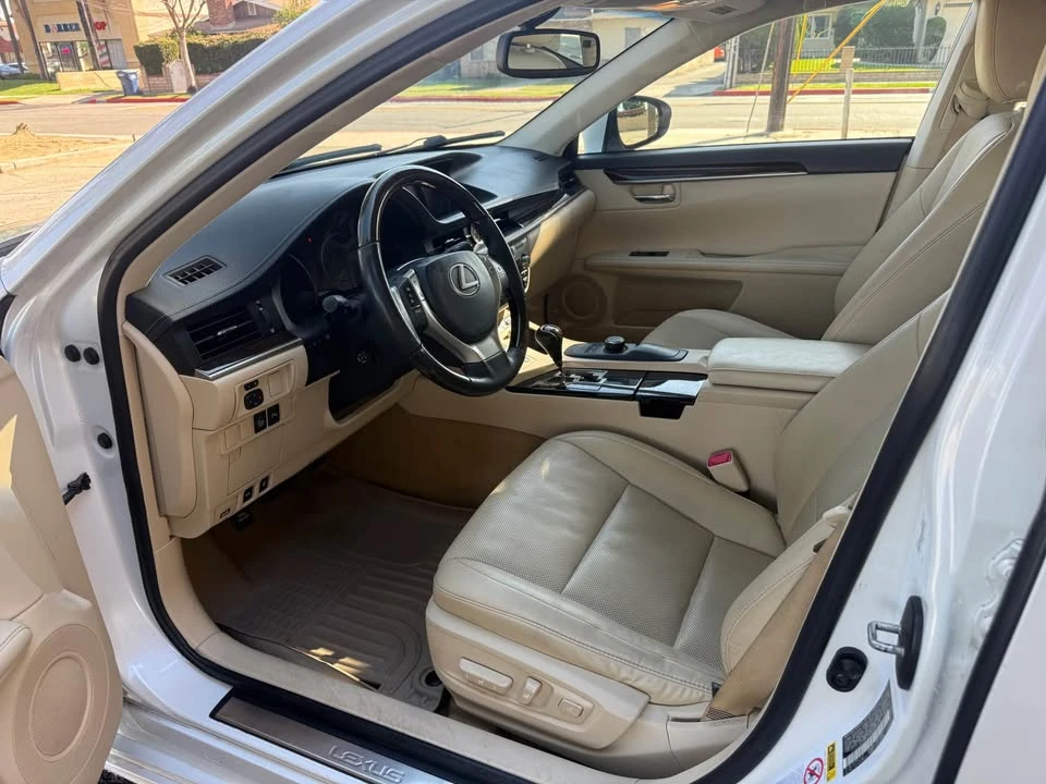 2014 Lexus ES 6th Gen - Image 6 of 16