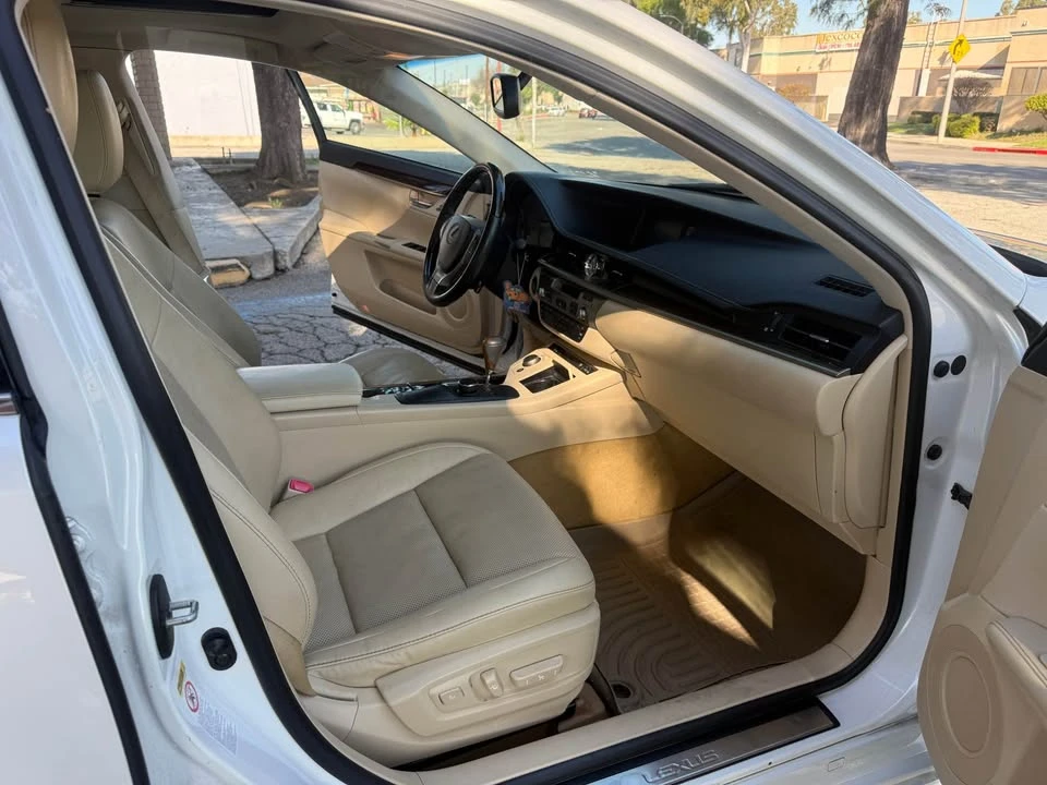 2014 Lexus ES 6th Gen - Image 11 of 16