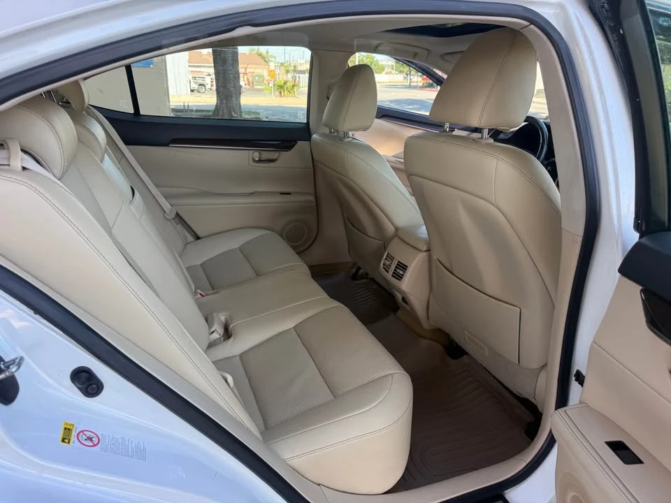2014 Lexus ES 6th Gen - Image 9 of 16