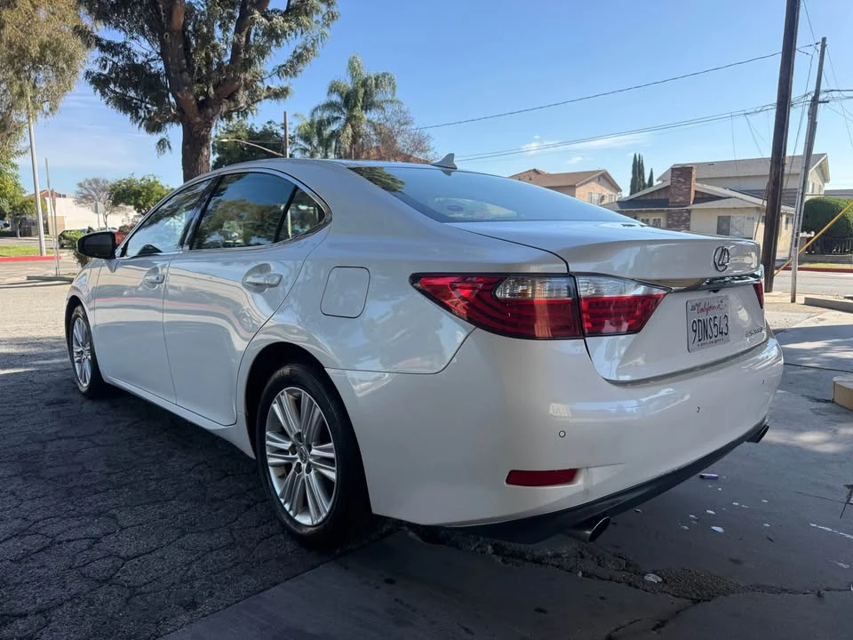 2014 Lexus ES 6th Gen - Image 3 of 16