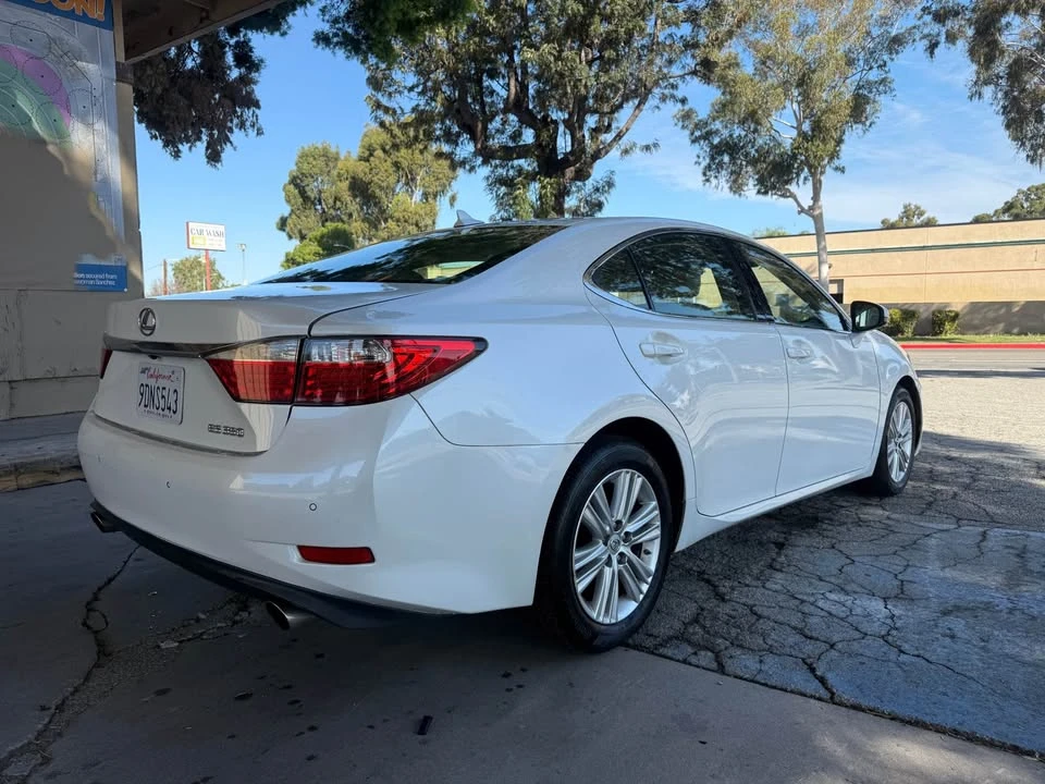 2014 Lexus ES 6th Gen - Image 5 of 16