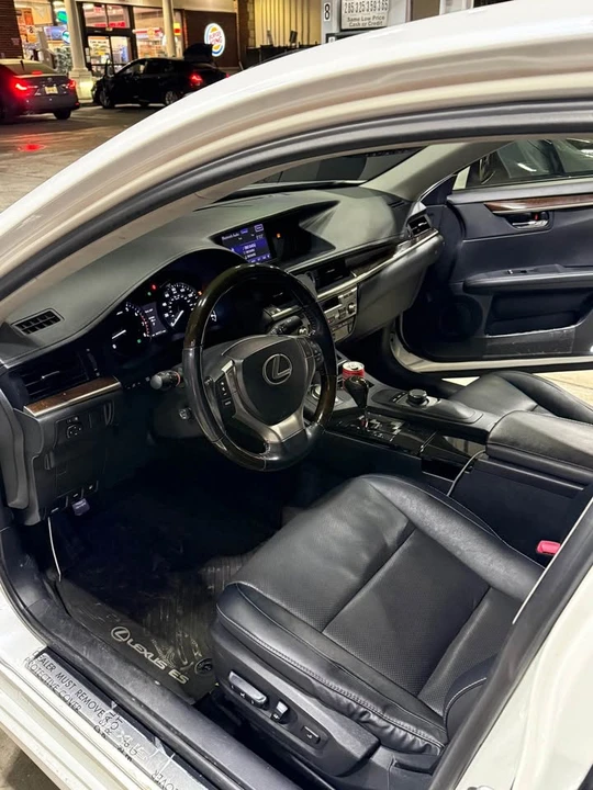 2014 Lexus ES 6th Gen - Image 10 of 13