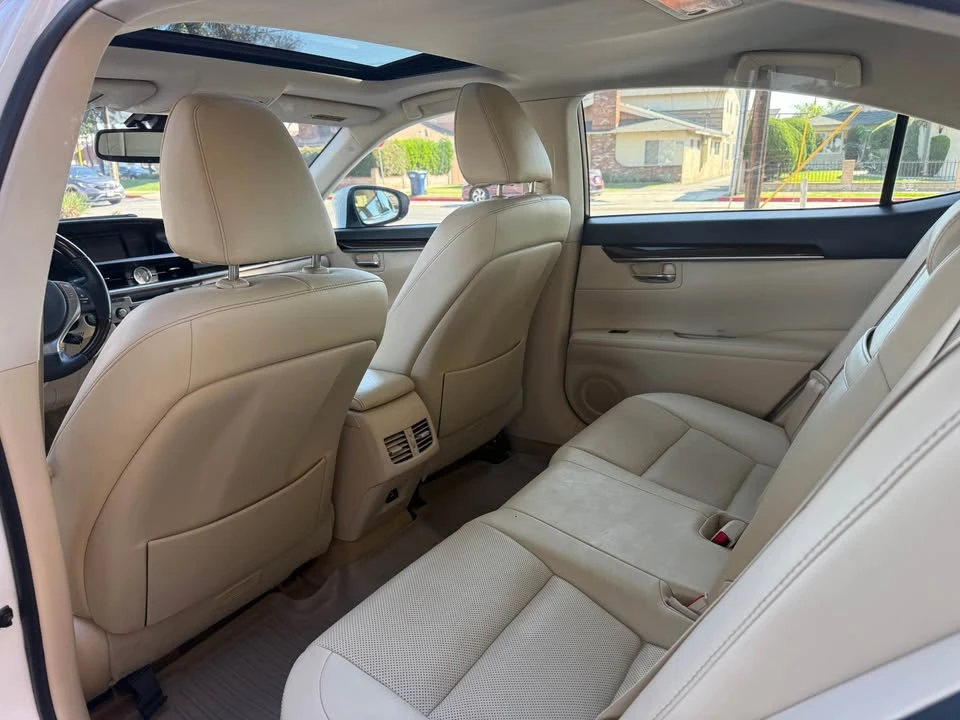 2014 Lexus ES 6th Gen - Image 8 of 16