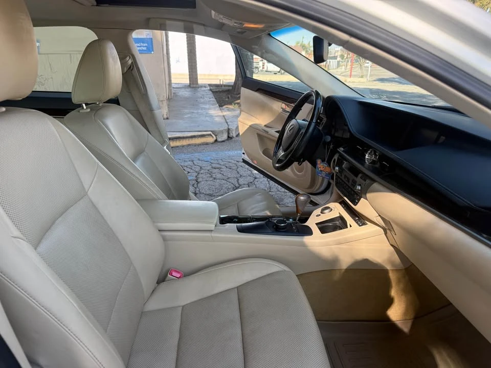 2014 Lexus ES 6th Gen - Image 10 of 16