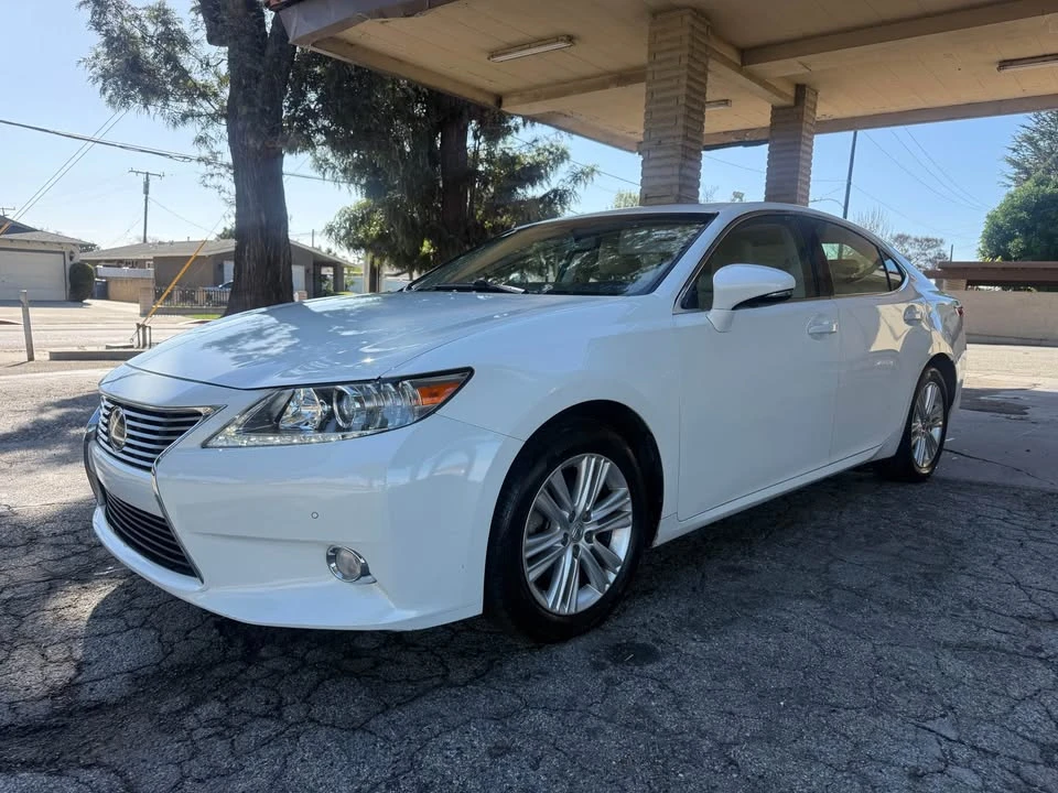 2014 Lexus ES 6th Gen - Image 2 of 16
