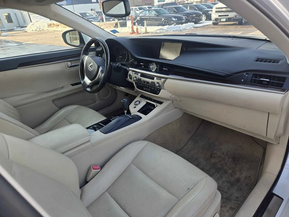 2014 Lexus ES 6th Gen - Image 17 of 18