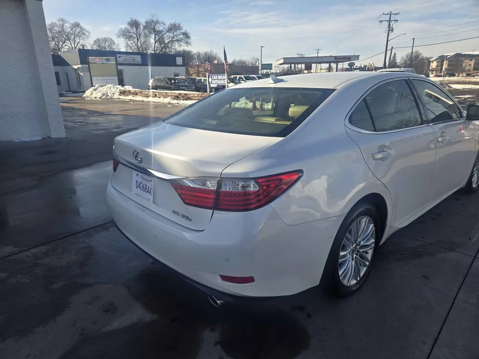 2014 Lexus ES 6th Gen - Image 5 of 18