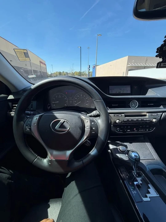 2014 Lexus ES 6th Gen - Image 7 of 8