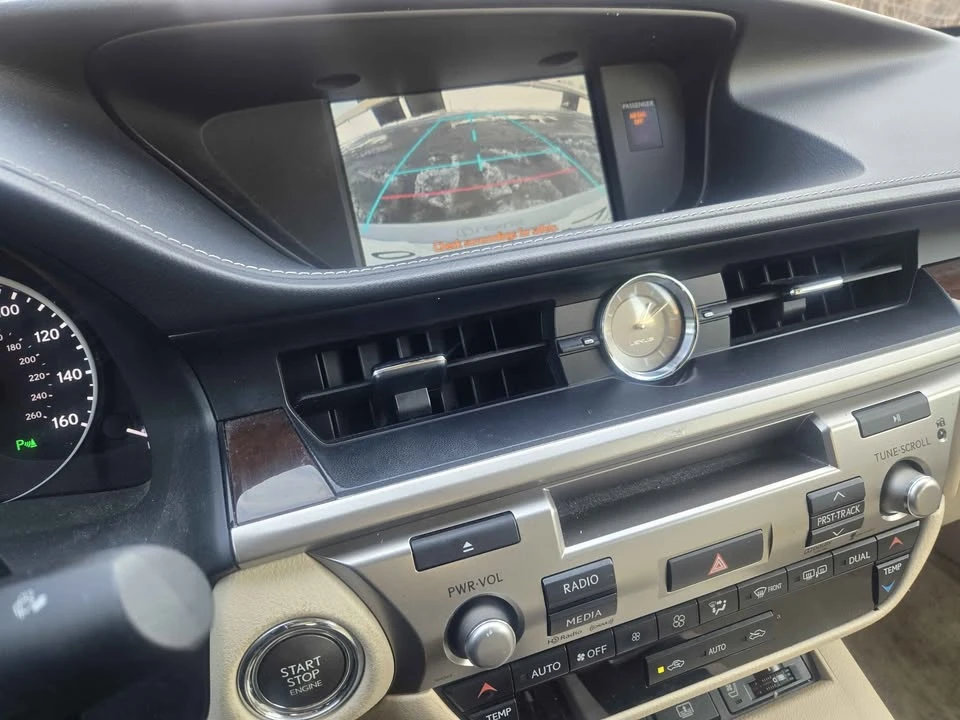 2014 Lexus ES 6th Gen - Image 18 of 18