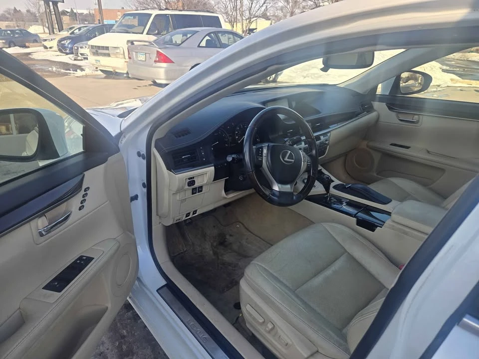 2014 Lexus ES 6th Gen - Image 11 of 18