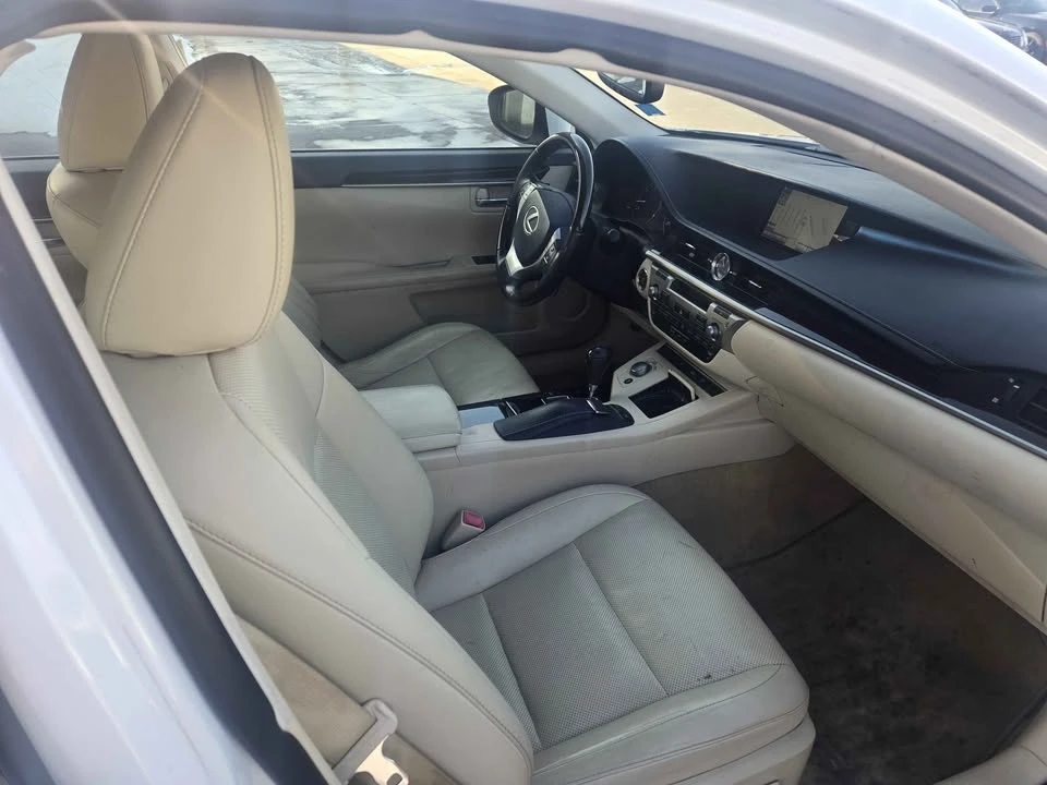 2014 Lexus ES 6th Gen - Image 8 of 18