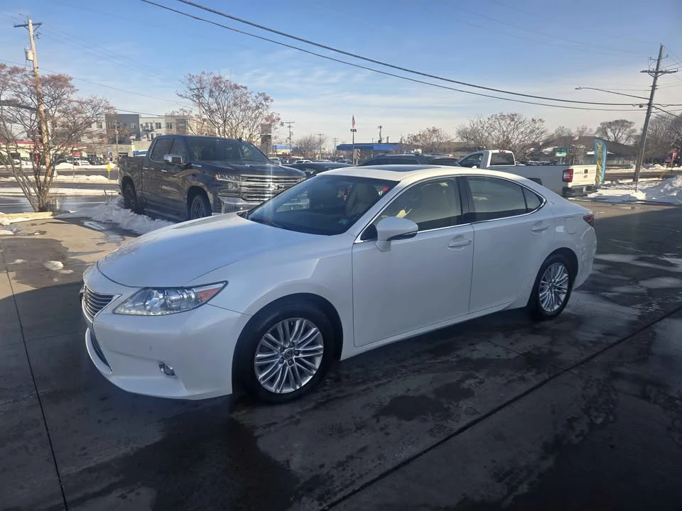 2014 Lexus ES 6th Gen - Image 2 of 18
