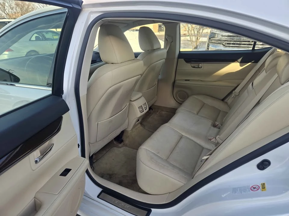 2014 Lexus ES 6th Gen - Image 15 of 18