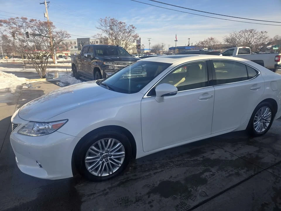 2014 Lexus ES 6th Gen - Image 4 of 18