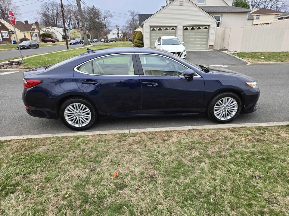 2014 Lexus ES 6th Gen - Image 10 of 19