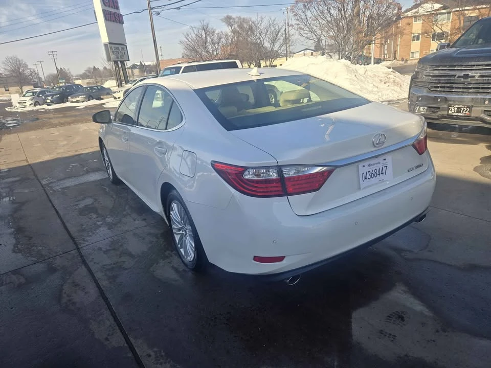 2014 Lexus ES 6th Gen - Image 7 of 18